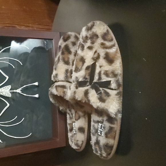 T.U.K Cheetah slippers. - Picture 3 of 5